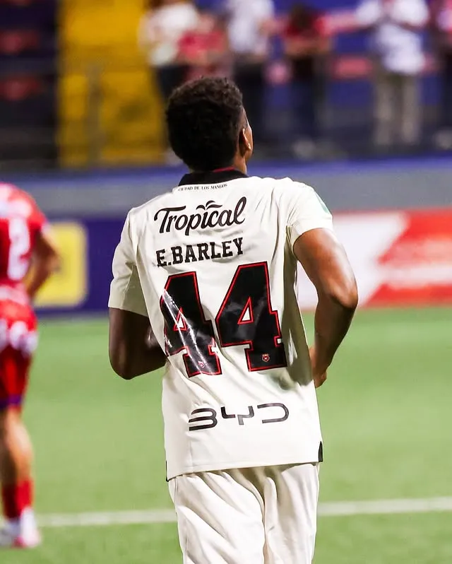 Ethan Barley ya anotó en el primer equipo rojinegro (LDA).