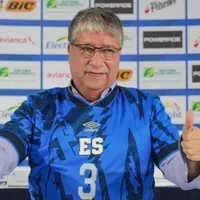 El Bolillo Gómez celebra el nuevo legionario del futbol de El Salvador