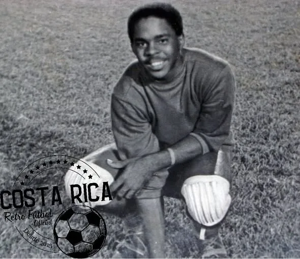 Roberto Tyrrel también tenía talento para el baloncesto (Retro Fútbol Costa Rica).