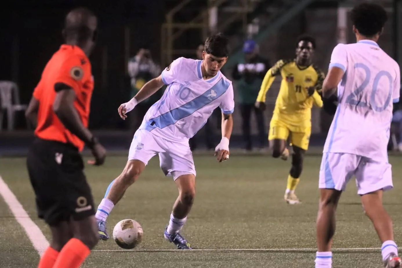 Patrick Arana con la 10 de Guatemala.