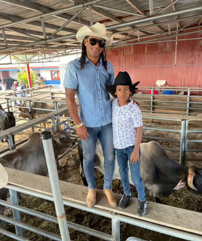 McDonald comparte su pasión ganadera con su hijo Jayden (La Nación).