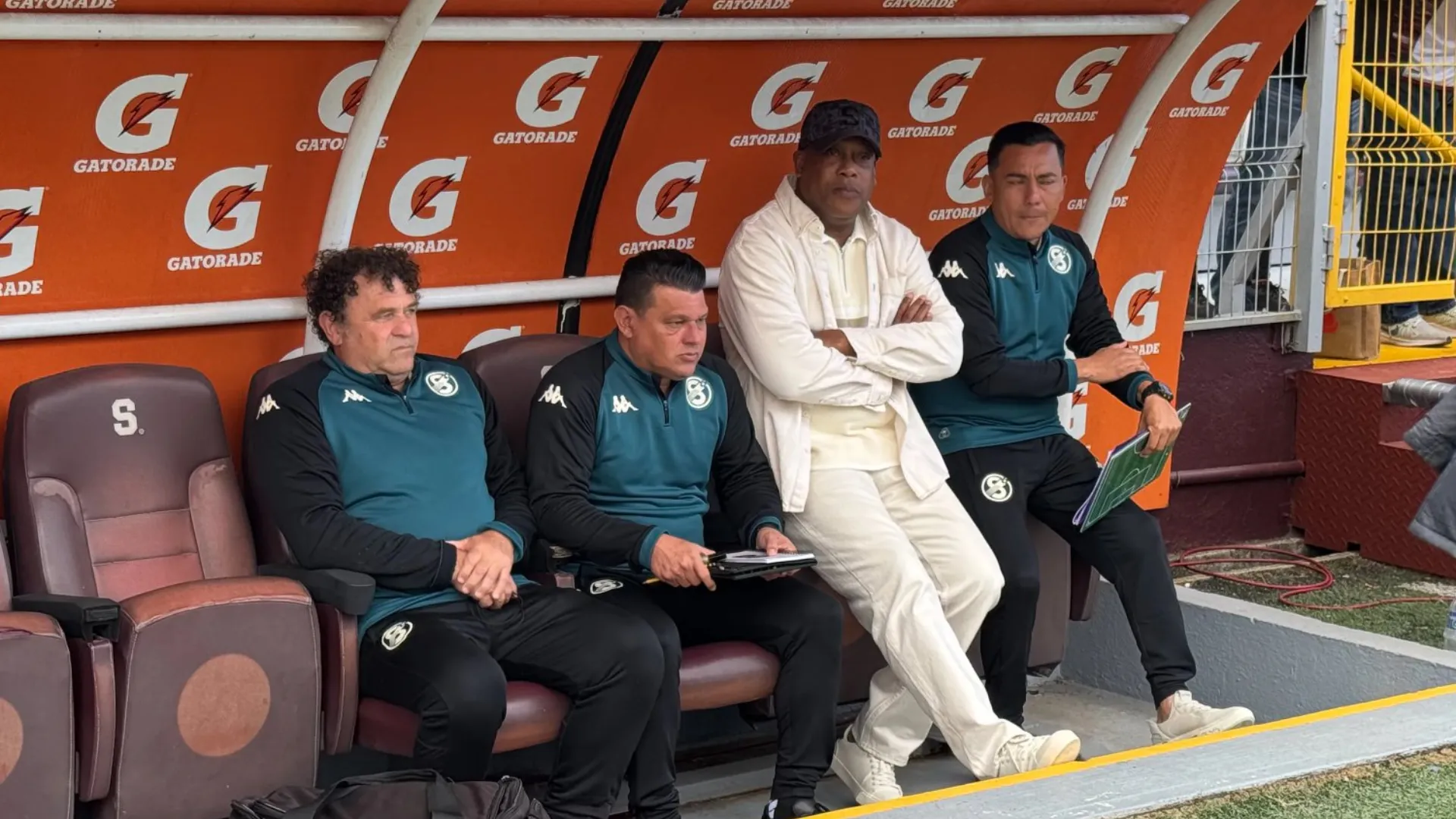 Hernán Medford y su cuerpo técnico reniegan por el poco tiempo que hay entre cada juego. (Foto: José Cordero / LN)