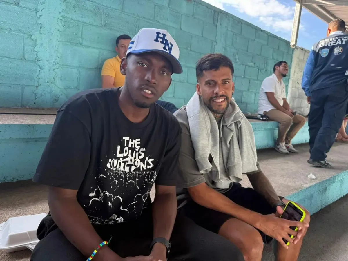 Alberth Elis junto a Gabriel Araújo viendo el Génesis vs Motagua. Foto: La Prensa