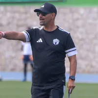 Salió por la puerta de atrás de Comunicaciones y no tardó en enviarle un mensaje al Fantasma Figueroa