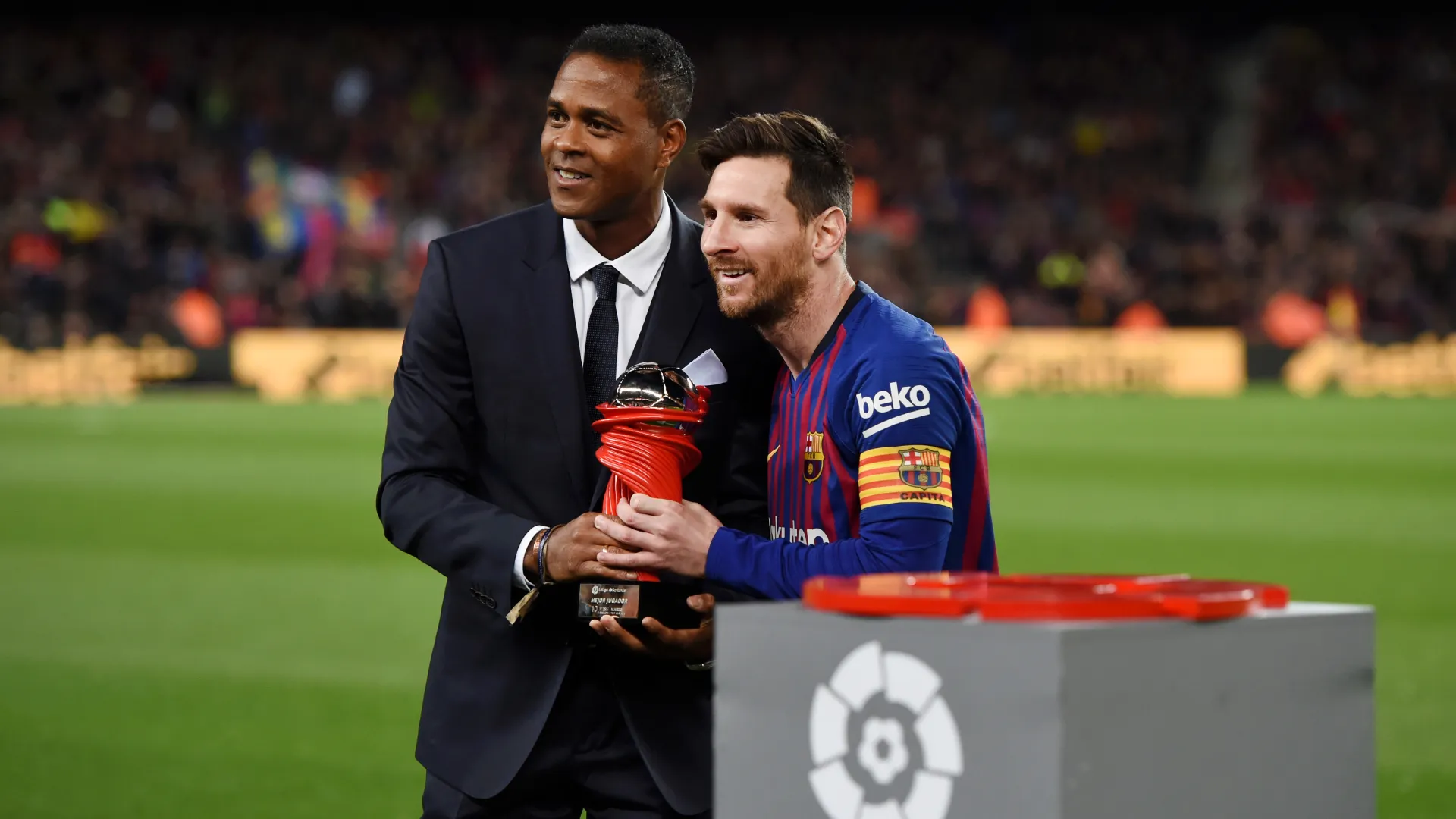 Kluivert, ex estrella del Barcelona –acá con Messi– y de la escuela holandesa de Van Gaal. (Getty Images)