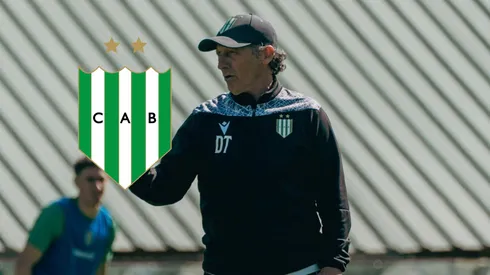 Pedro Troglio dirigiendo un entrenamiento del Banfield en Argentina.
