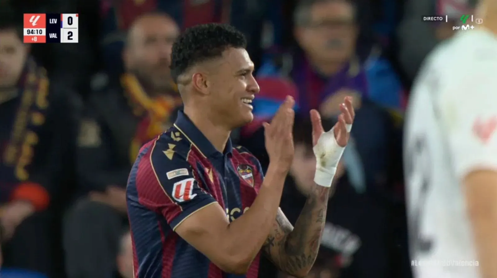 Momento en el que Kervin aplaudió al árbitro y miró la segunda amarilla. Foto: LaLiga