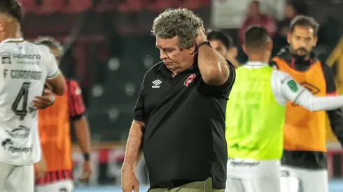 Alajuelense está en serios problemas.