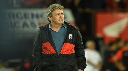 Óscar Ramírez se mete en una polémica.