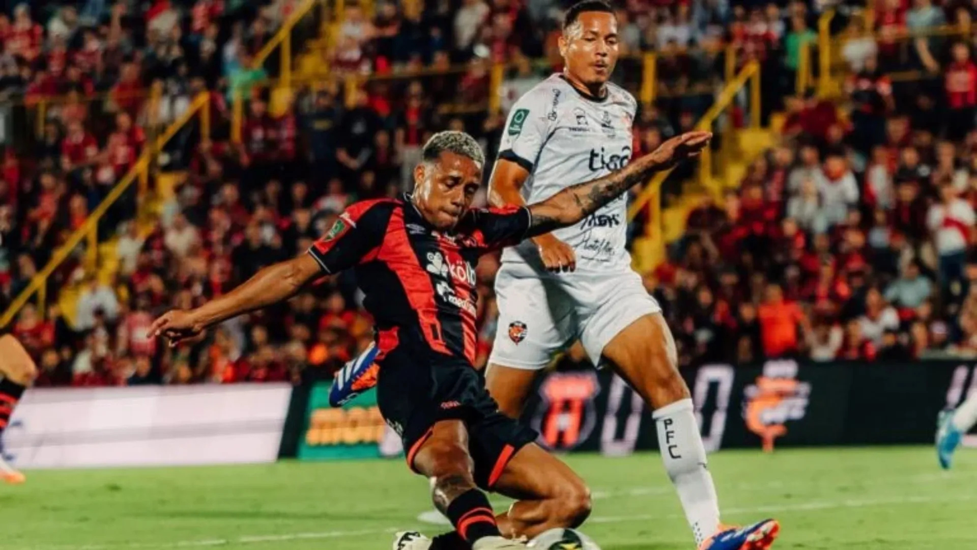Jeison Lucumí es duda para el Clásico Nacional. (Foto: Teletica)