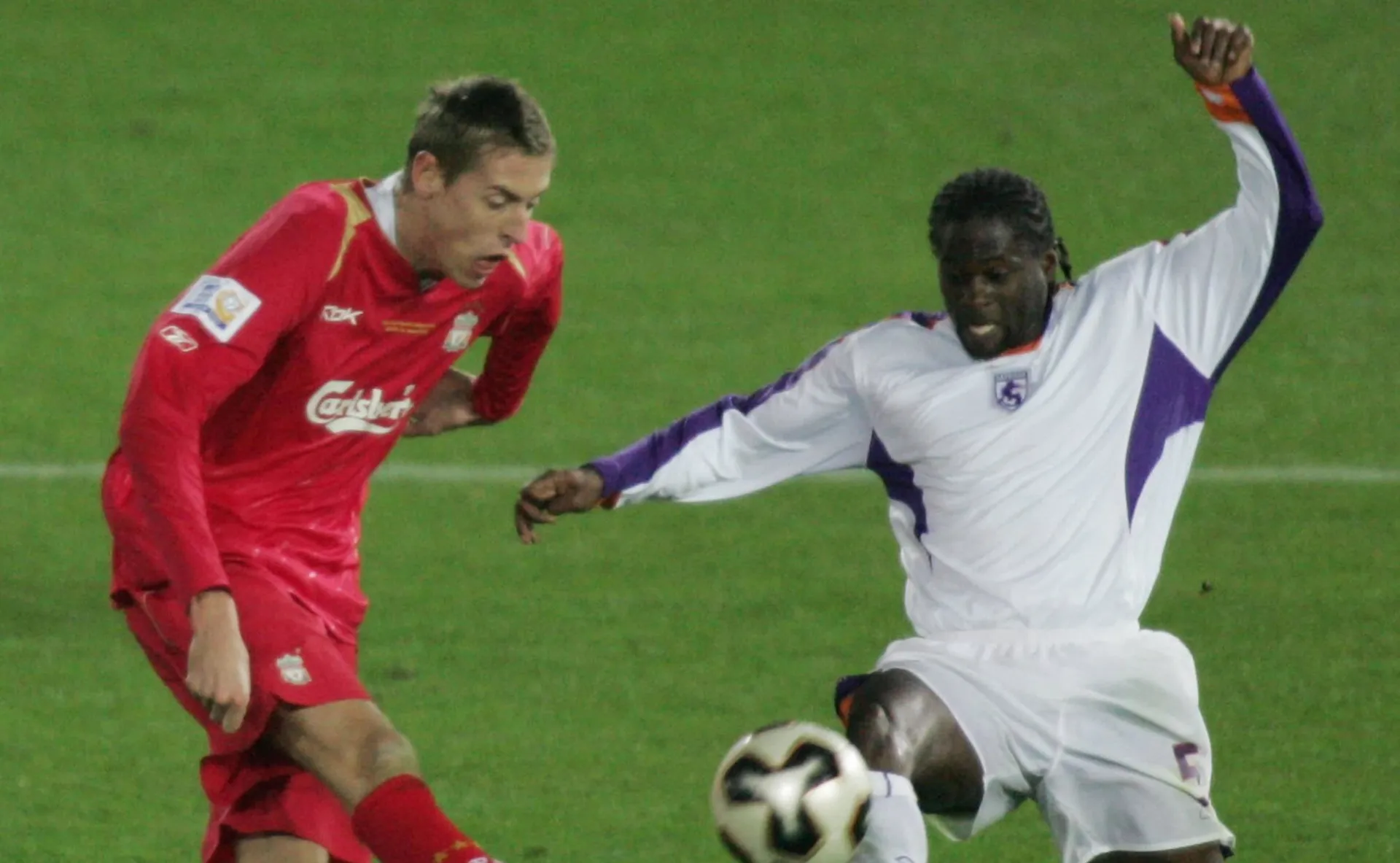 Jervis Drummond marcando a Peter Crouch, delantero de Liverpool, durante el Mundial de Clubes. (Foto: Getty)