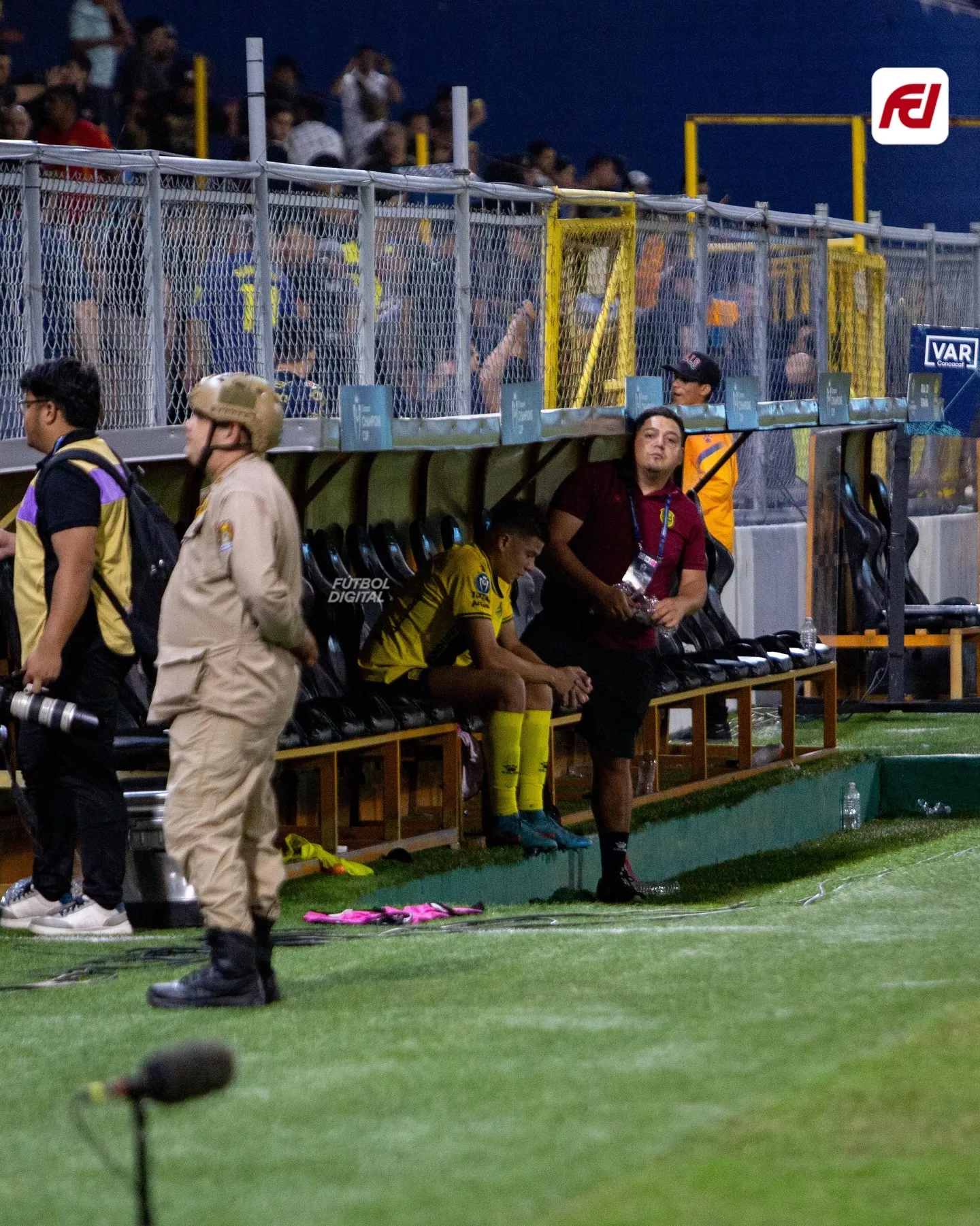 Juan Manuel Capeluto cometió un error y Jeaustin Campos lo sacó de cambio al minuto 23. Foto: Fútbol Digital.