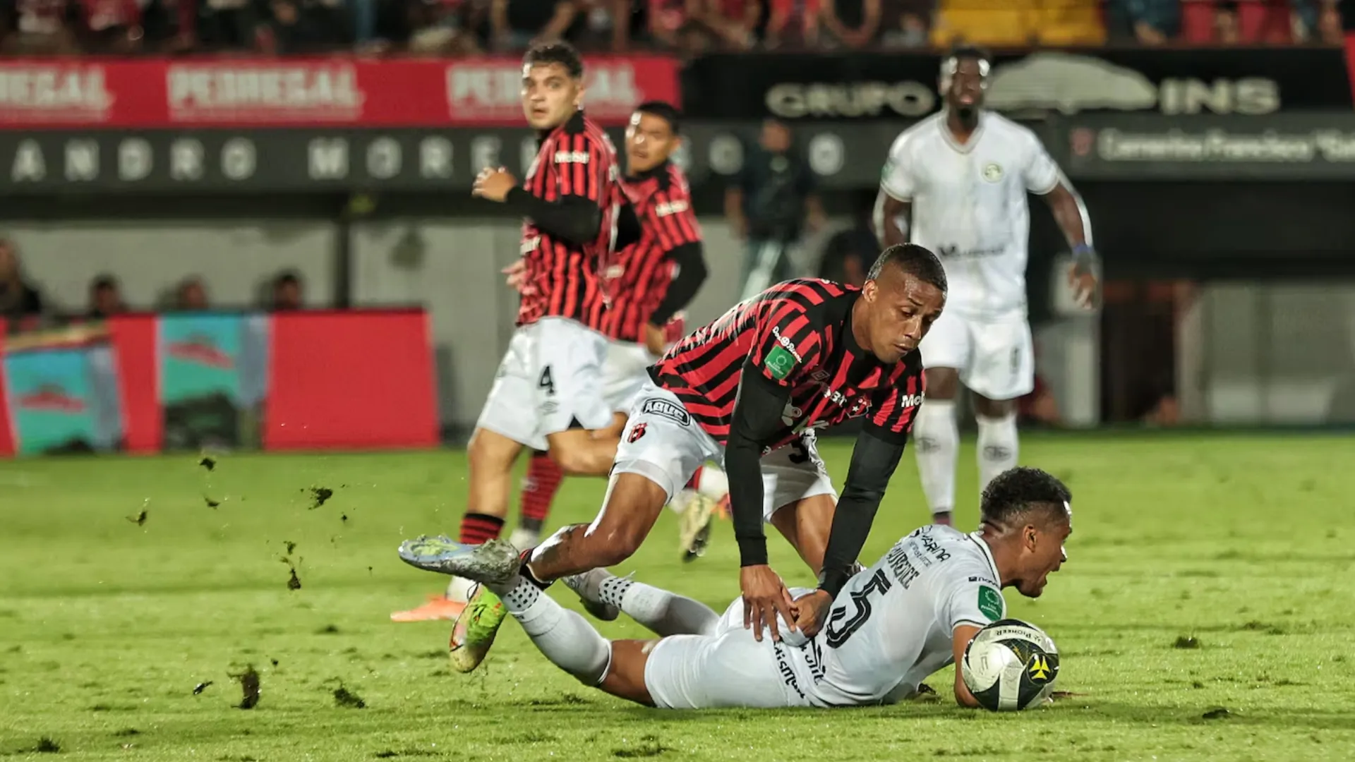 Jeison Lucumí no jugó bien contra Sporting, pero aún así es de los futbolistas de Alajuelense que intenta algo diferente cuando la bola pasa por sus pies. (Foto: John Durán / LN)