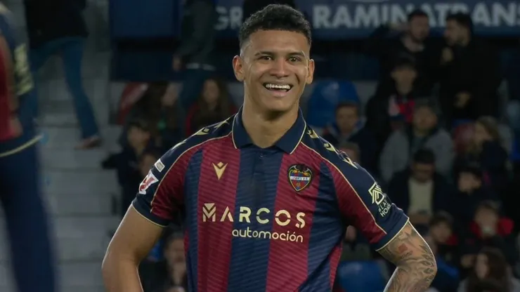 Kervin Arriaga fue expulsado en la derrota del Levante ante el Valencia. Foto: LaLiga.