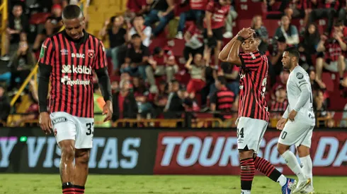 Alajuelense fue perjudicado por el arbitraje.