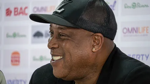 Hernán Medford está bien plantado ante Alajuelense.