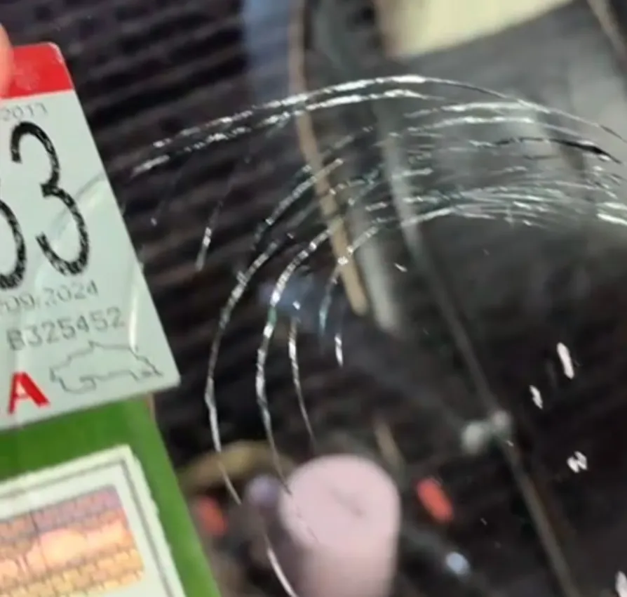 Así quedó el carro en el que viajaba la jugadora de LDA (Instagram).