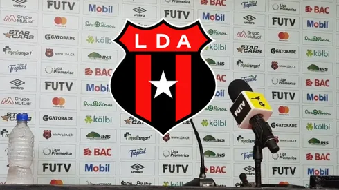 Figura rojinegra alza la voz.