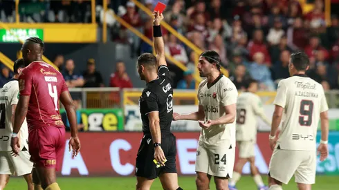 El árbitro estuvo en el ojo de la tormenta.