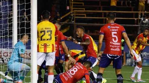 San Carlos festeja el gol de Aguilar.