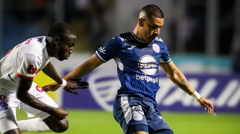 Alejandro Reyes recibiendo la marca en de José García en el clásico ante Olimpia. Foto: X Motagua.
