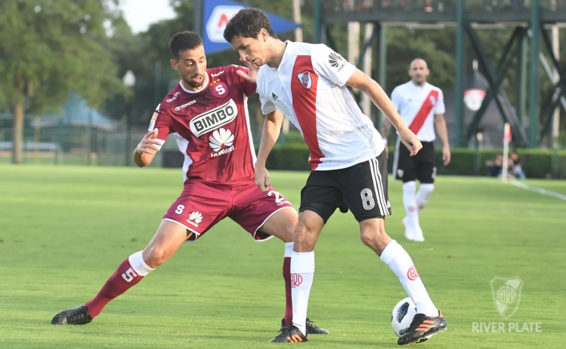 Mariano Torres marcando a Ignacio Fernández, el autor del gol con el que perdió Saprissa. (Foto: River)