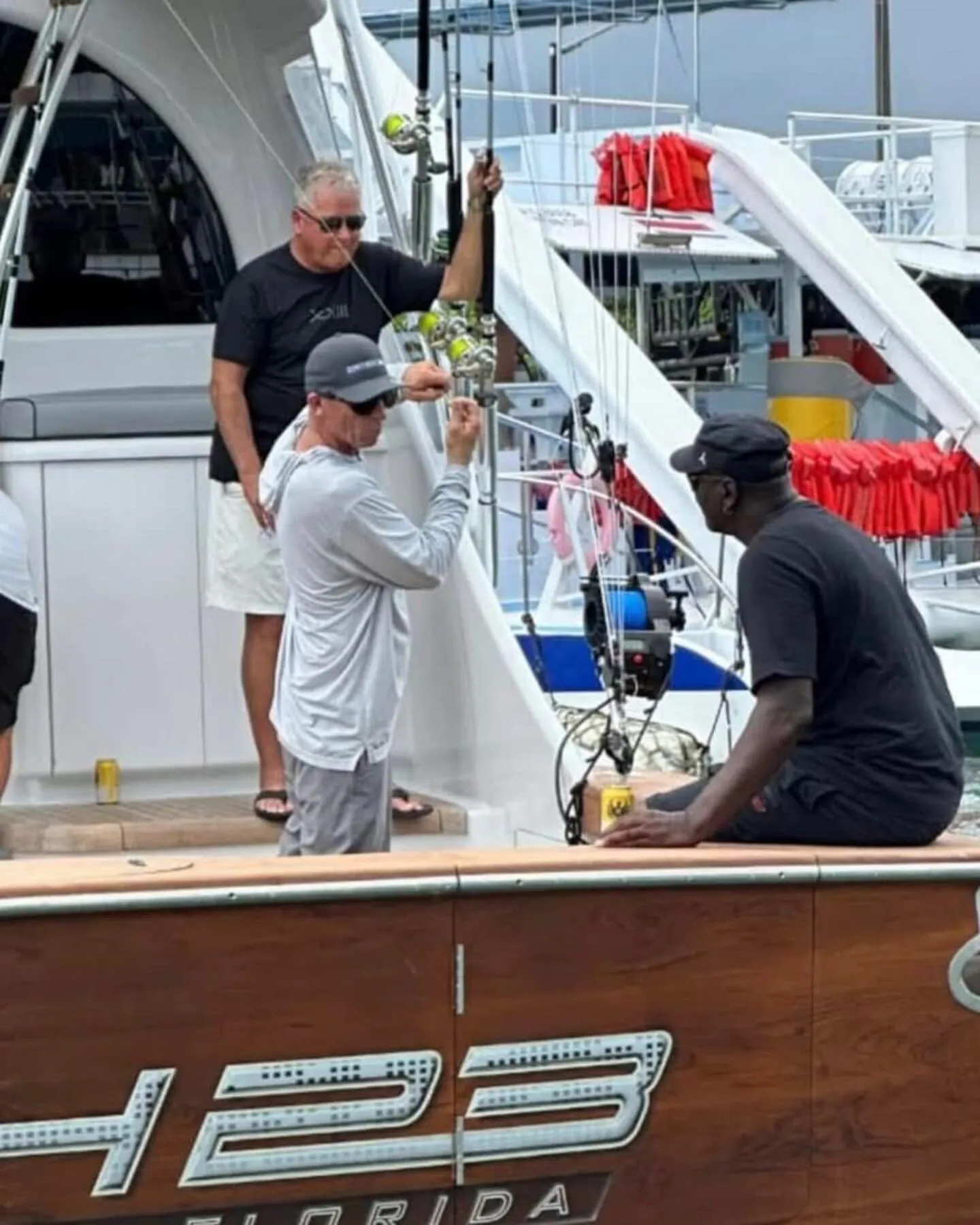 Michael Jordan a bordo del Catch 23, su propia embarcación. (Facebook/La Teja)