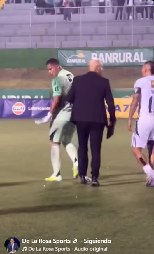 Pérez es alcanzado por Robles.