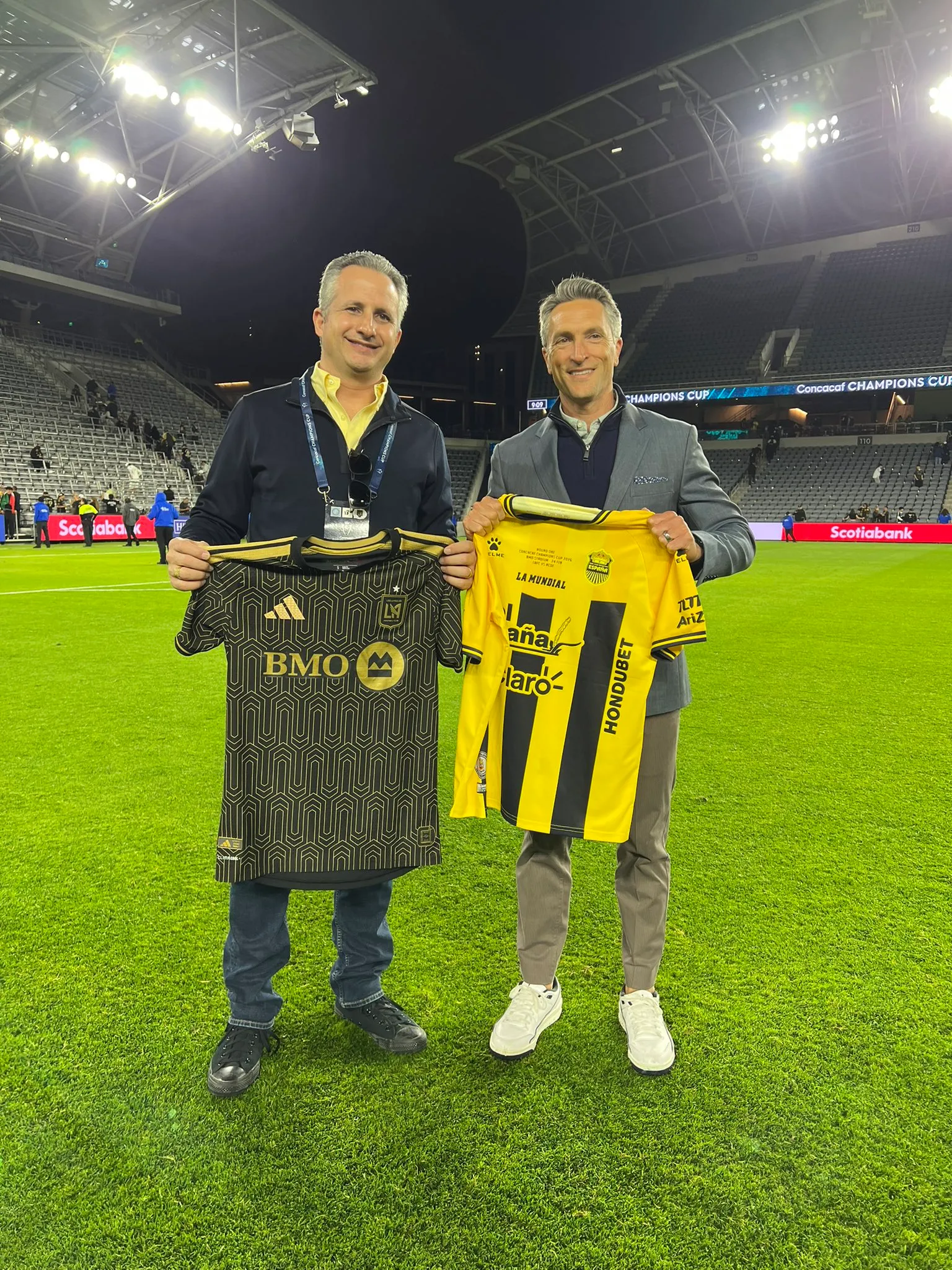 Elias Burbara tuvo una reunión por la venta de Nixon Cruz.