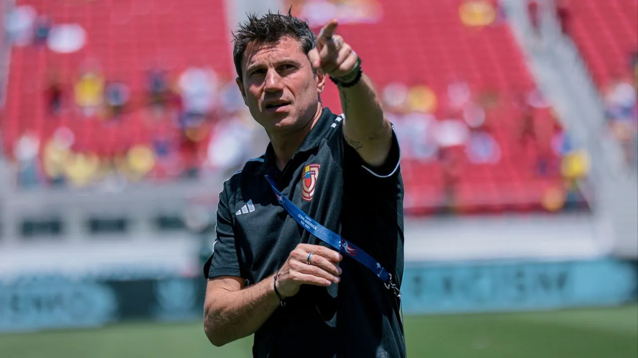 Leandro Cufré, ayudante de Batista (Federación Venezolana de Fútbol).