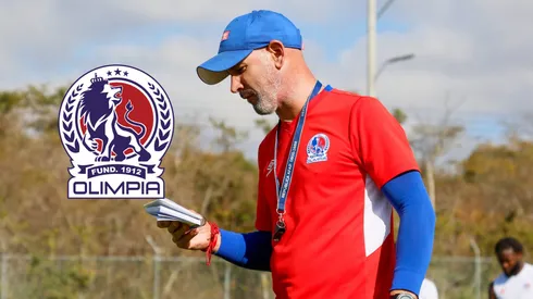 Eduardo Espinel dirigiendo un entrenamiento con Olimpia. Foto: X Olimpia.