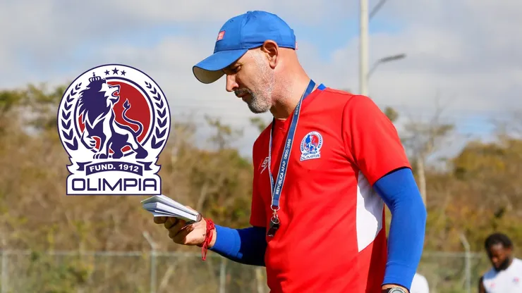 Eduardo Espinel dirigiendo un entrenamiento con Olimpia. Foto: X Olimpia.