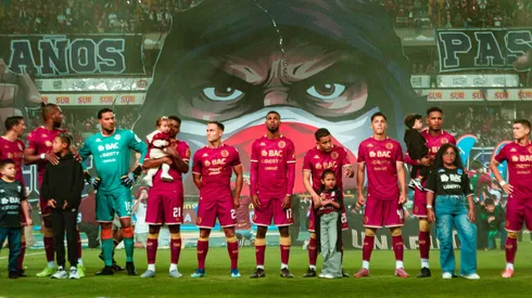 Futbolista de Saprissa es atacado.
