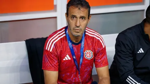 El DT estará rodeado de ticos.
