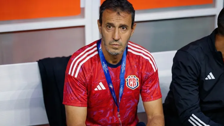 El DT estará rodeado de ticos.