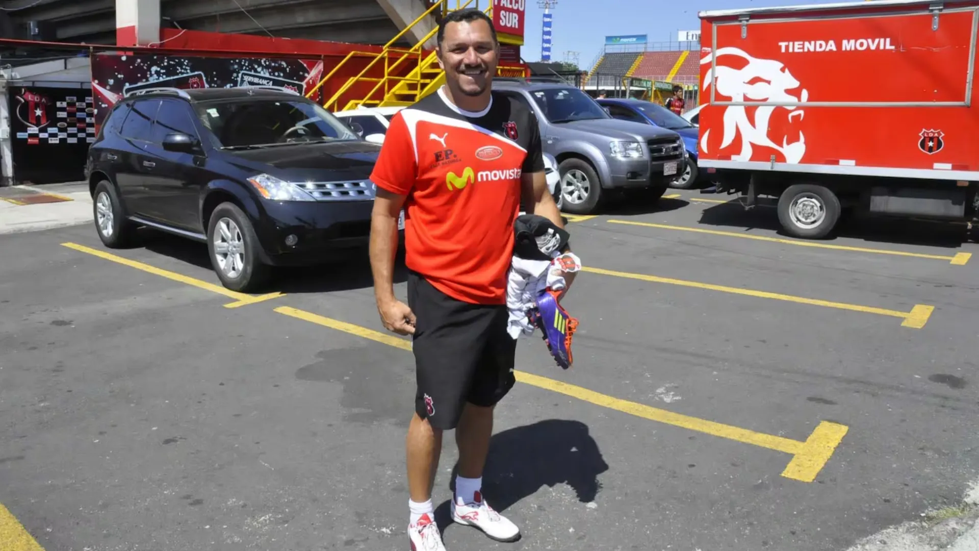 Paul Mayorga, durante sus años como entrenador de porteros de Alajuelense. (Crédito: La Teja)