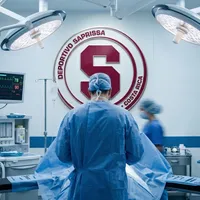 Juega en Saprissa, estudió medicina y divide su vida entre el fútbol y el quirófano