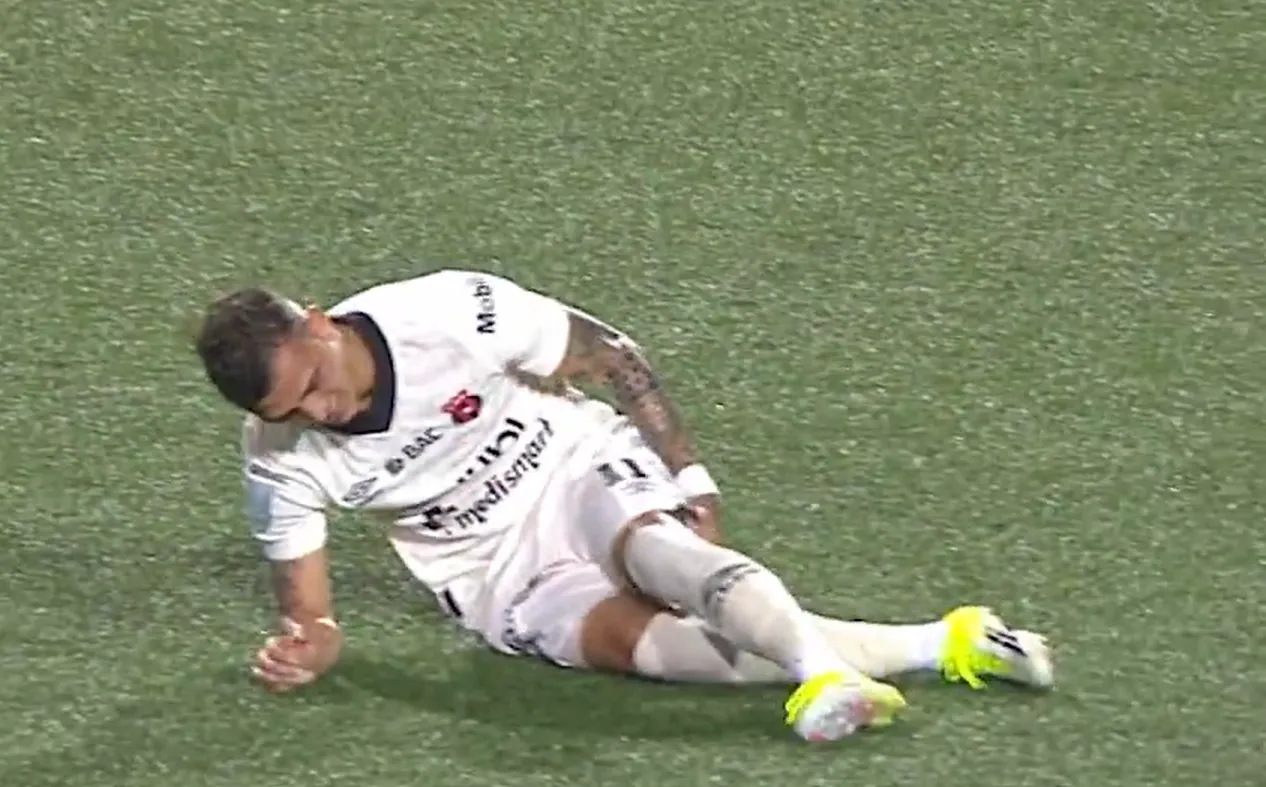 Kenneth Vargas sintió un tirón (Tigo Sports).