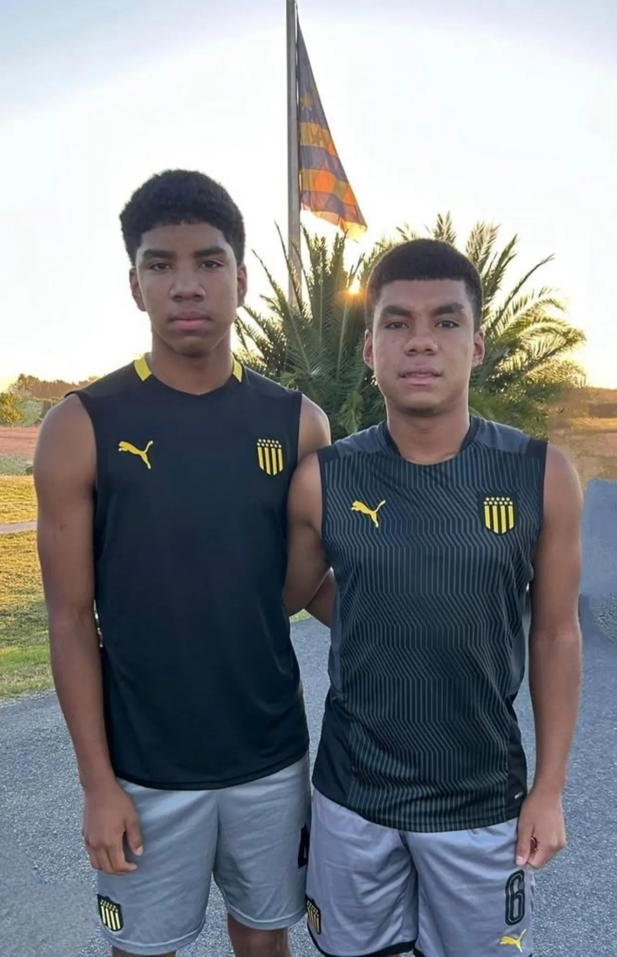 Carlos (izquierda) y Cristian (derecha) Esnal, luciendo los colores de Peñarol. (Foto: Álvaro Izquierdo)