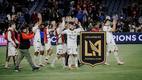 Alajuelense festeja: salió vivo de Los Ángeles.
