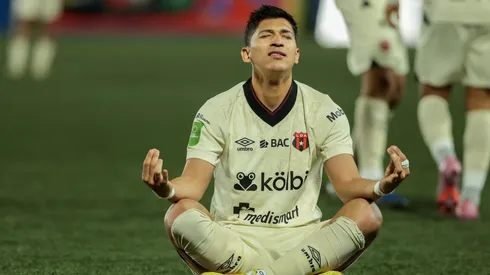 Ángel Zaldívar sorprende a Alajuelense.
