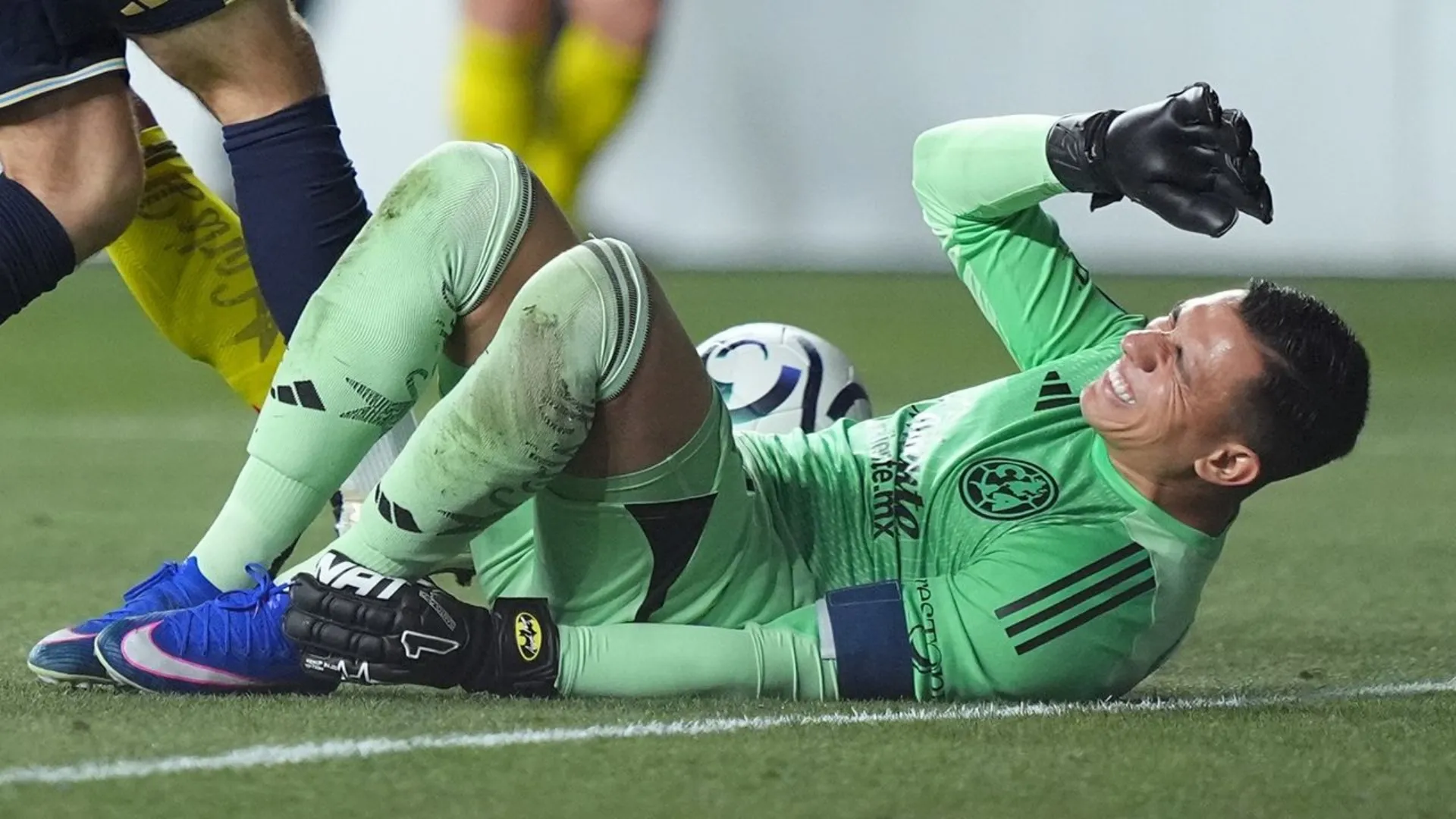 Luis Ángel Malagón sufrió una lesión que lo dejará sin jugar durante un año.