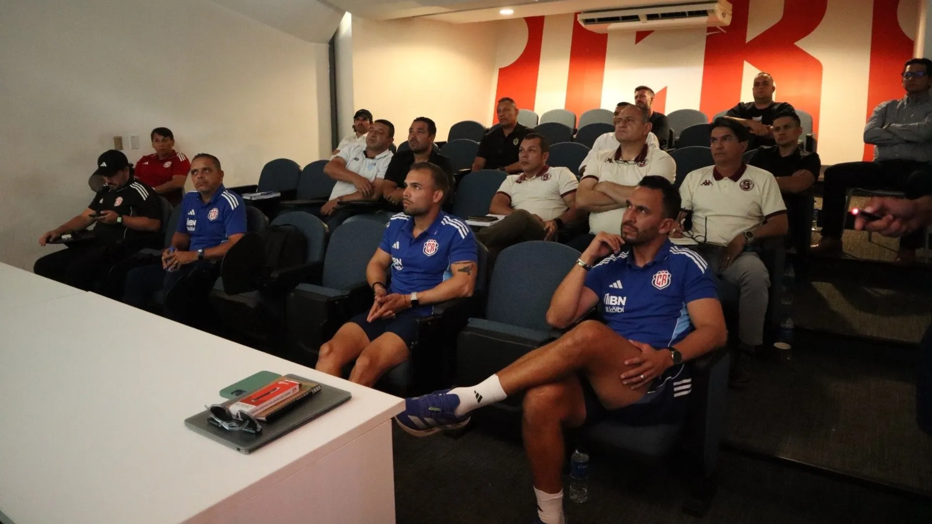 Ronald González junto a directivos de siete clubes.