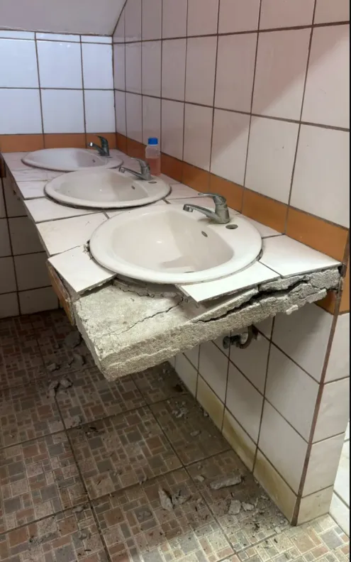 Así quedó el vestuario visitante del “Lito” Pérez (La Teja).