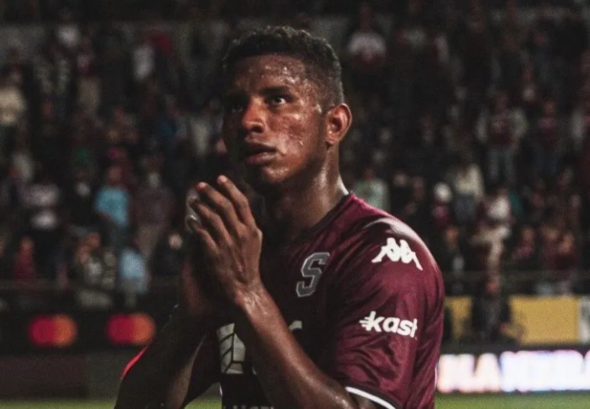 Fidel Escobar, entre algodones (Saprissa).