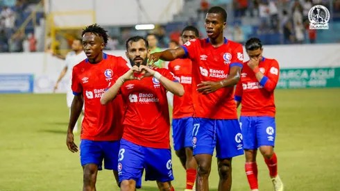 El mediocampista de Olimpia Jorge Álvarez celebra una anotación en el juego ante Platense.
