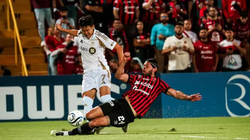 Aaron Salazar, marcando con fiereza a Heung-Min Son.