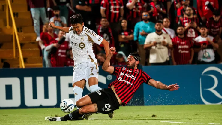 Aaron Salazar, marcando con fiereza a Heung-Min Son.