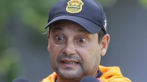 Jeaustin Campos no se aguantó y se fue encontra de los aficionados de Real España.