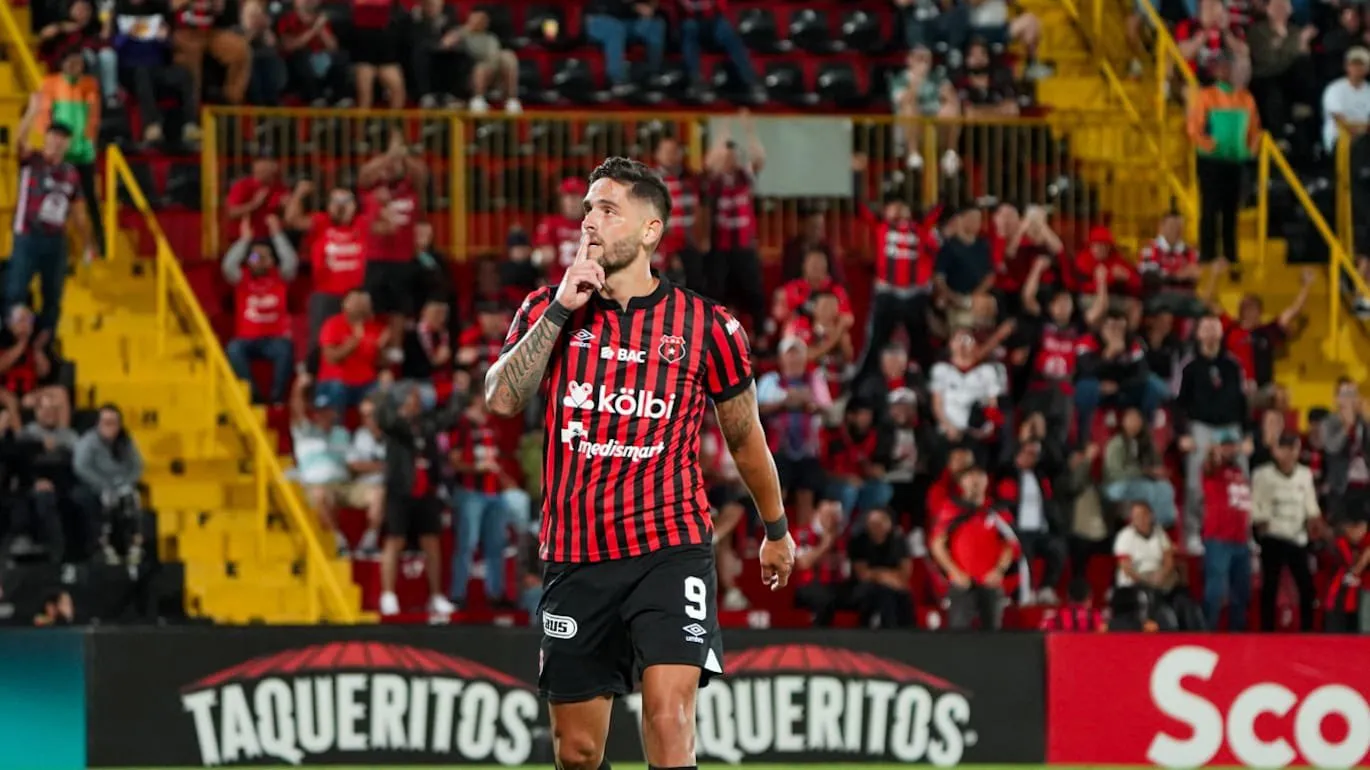 Jonathan Moya callando a los aficionados de Alajuelense